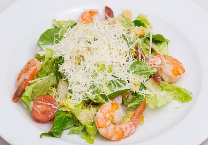 Салат "Цезарь с креветками"