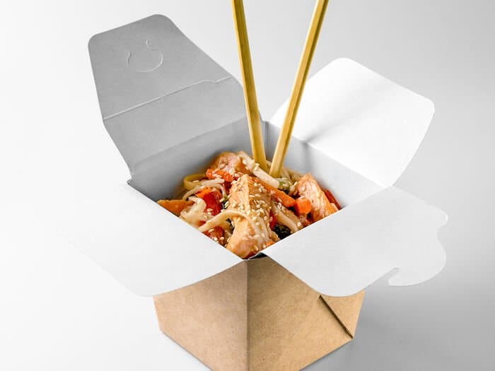 WOK с лососем в сливочно-чесночном соусе